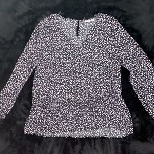 Long sleeve lightweight v-neck top.